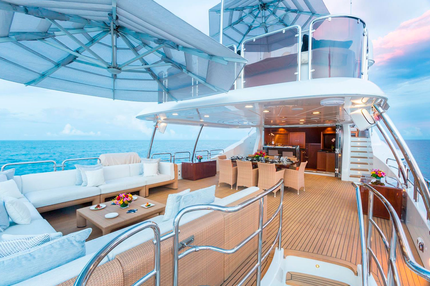 The Art of Comfort on the Wave: Elevate Your Style with our Luxury Yacht Umbrella Roof!